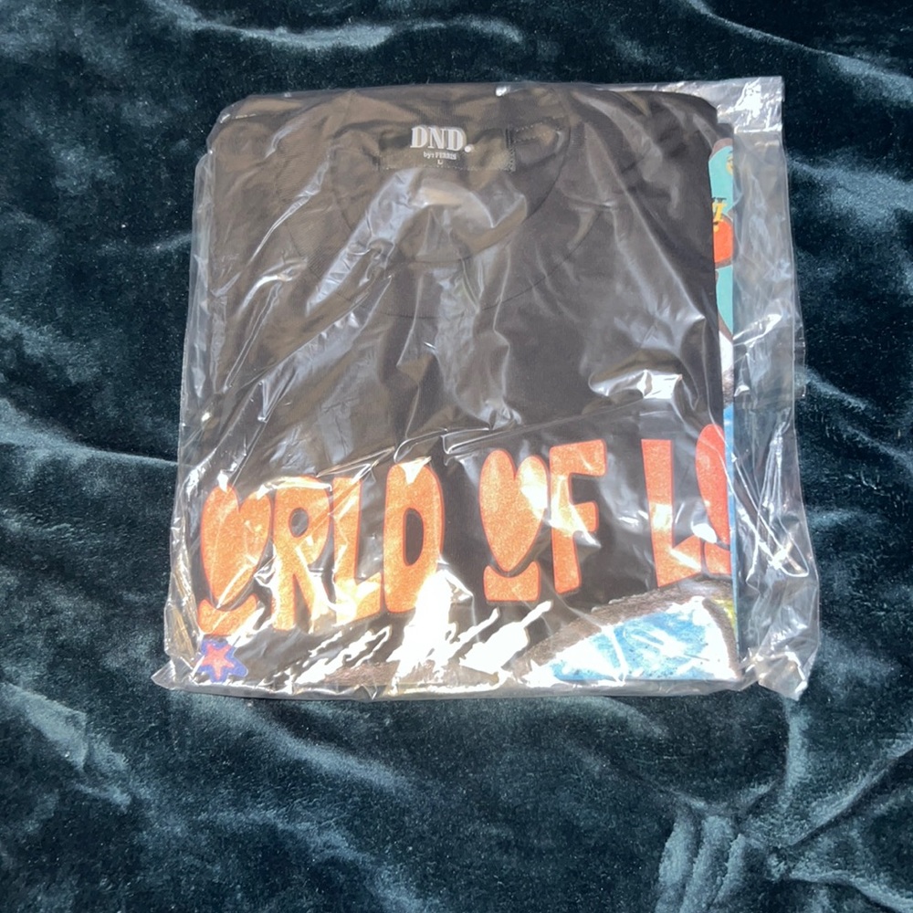 DND by Ferris Do Not Disturb World of Love Tee Size Large